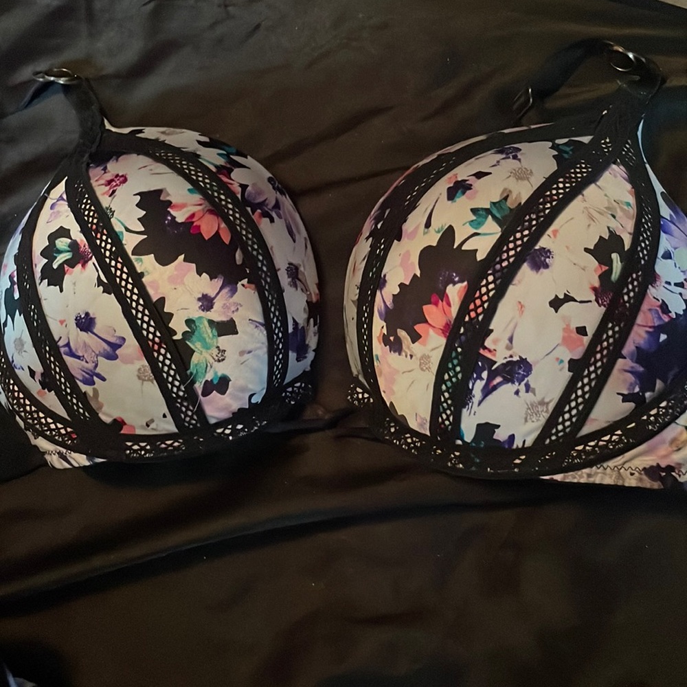 Victorias secrete bombshell bra 32C floral with black lace